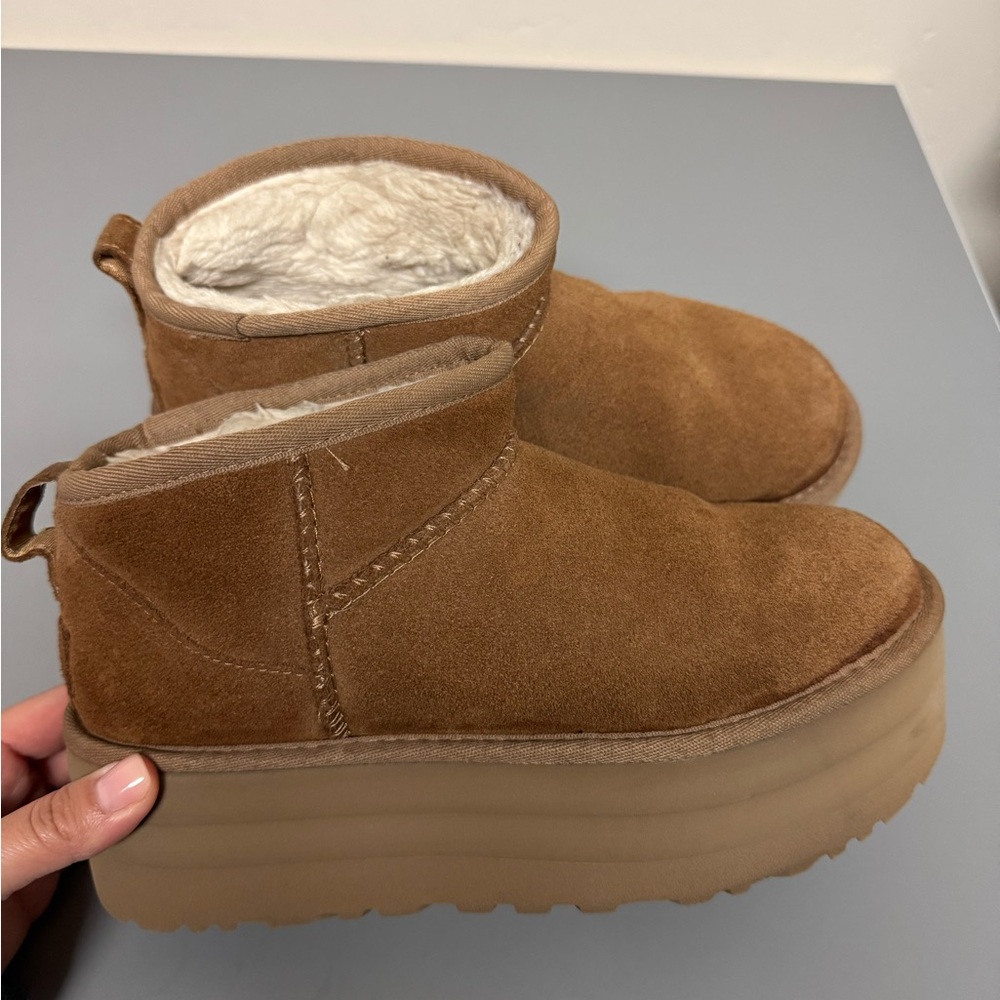 Gently used Ugg platform boots chestnut color Size 7
